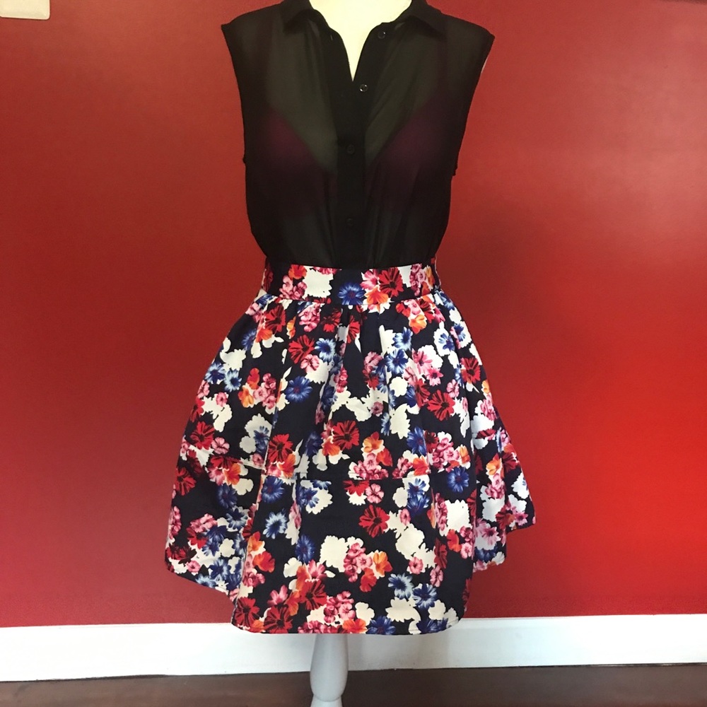 Floral skater skirt size 6. - Picture 2 of 3